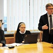Od prawej: prof. Piotr Gutowski, s. prof. Barbara Chyrowicz, Zbigniew Nosowski, redaktor naczelny "Więzi"