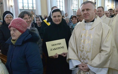 Ks. Piotr Walkiewicz, dyrektor Wydziału Duszpasterskiego kurii biskupiej, z reprezentantami zgromadzeń żeńskich podczas inauguracji Jerycha Różańcowego w radomskiej katedrze