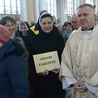 Ks. Piotr Walkiewicz, dyrektor Wydziału Duszpasterskiego kurii biskupiej, z reprezentantami zgromadzeń żeńskich podczas inauguracji Jerycha Różańcowego w radomskiej katedrze