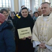 Ks. Piotr Walkiewicz, dyrektor Wydziału Duszpasterskiego kurii biskupiej, z reprezentantami zgromadzeń żeńskich podczas inauguracji Jerycha Różańcowego w radomskiej katedrze