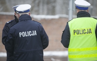 Policjanci zostawili bezdomnego w lesie. Mężczyzna zmarł.