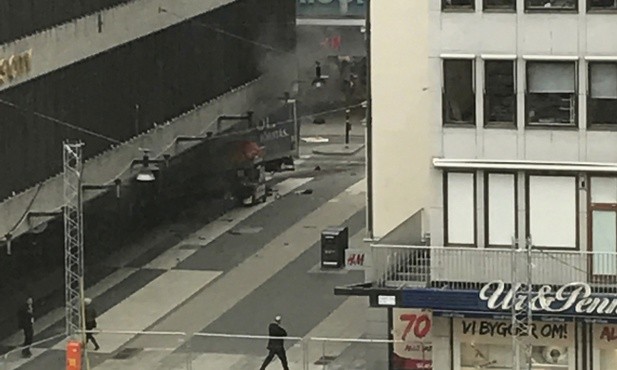 Ciężarówka wjechała w ludzi w centrum Sztokholmu
