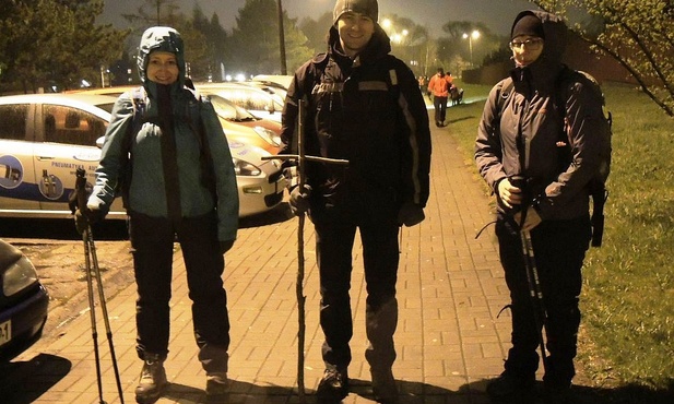 Uczestnicy EDK z Rudzicy - pierwsze metry na trasie