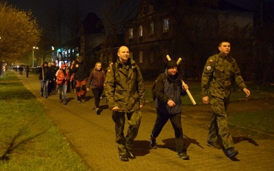 Drewniane krzyże przygotowane przez uczestników to znak rozpoznawczy Ekstremalnej Drogi Krzyżowej