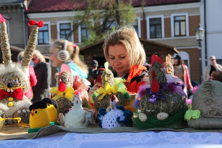 Na straganach można było kupić ozdoby na wielkanocny stól i nie tylko