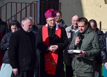 Biskup wraz z więźniami na Drodze Krzyżowej