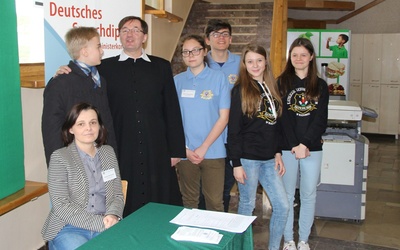 Ks. Mirosław Prasek i Joanna Wieczorek (siedzi) zapraszają młodych ludzi do podjęcia nauki w Katoliku
