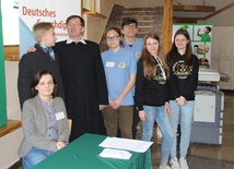 Ks. Mirosław Prasek i Joanna Wieczorek (siedzi) zapraszają młodych ludzi do podjęcia nauki w Katoliku