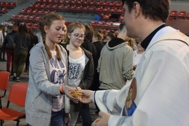 W czasie spotkania każdy otrzymał poświęcony różaniec.