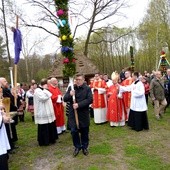 Po Mszy św. poświęcone palmy przyniesiono z kościoła św. Doroty, by zatknąć je na polach skansenu