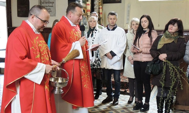 Ks. Rafał Brzuchański i ks. Marek Droździk w żywiekcim kościele Świętego Krzyża w Niedzielę Palmową