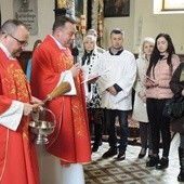 Ks. Rafał Brzuchański i ks. Marek Droździk w żywiekcim kościele Świętego Krzyża w Niedzielę Palmową