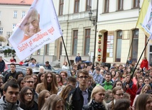 Młodzi przed wejściem do bielskiej katedry