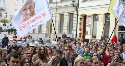 Młodzi przed wejściem do bielskiej katedry