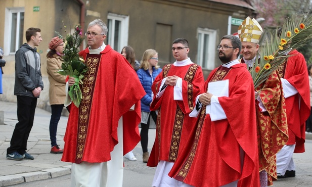 W procesji z młodymi do katedry szli także bp Roman Pindel i bp Piotr Greger