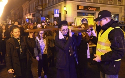 Od stacji do stacji krzyż nieśli przedstawiciele radomskich parafii, ruchów, stowarzyszeń, a także żołnierze i alumni