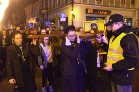 Od stacji do stacji krzyż nieśli przedstawiciele radomskich parafii, ruchów, stowarzyszeń, a także żołnierze i alumni