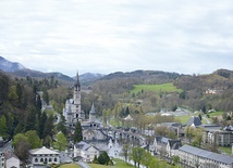 Z zamku w Lourdes można podziwiać panoramę miasta i sanktuarium.