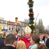 	Biskup Andrzej F. Dziuba święci palmy na Starym Rynku w Łowiczu.