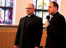 Wykład w seminaryjnej kaplicy poprowadził ks. Tomasz Herc. Obok ks. Stanisław Piekielnik.
