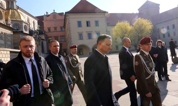 Prezydent Duda przy grobie Lecha i Marii Kaczyńskich