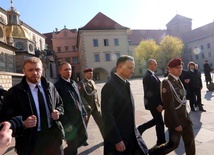 Prezydent Duda przy grobie Lecha i Marii Kaczyńskich