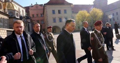Prezydent Duda przy grobie Lecha i Marii Kaczyńskich