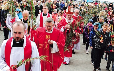 ▲	– Jesteście tą parafią w archidiecezji, gdzie Niedziela Palmowa gromadzi tak wielu ludzi, wiele rodzin i tak wiele małych dzieci. I za to wam dziękuję – powiedział kard. Kazimierz Nycz. 