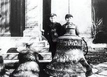 Jedno z odnalezionych starych zdjęć – dwaj chłopcy stoją przy zdemontowanych przez Niemców dzwonach.