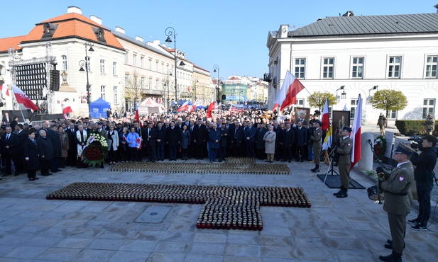 7 lat po katastrofie - przed Pałacem Prezydenckim