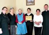Proboszcz, i sąsiedzi doceniają panią Wiesławę (w środku, z wyróżnieniem) i jej rodzinę (trzecia z lewej stoi jej mama, Maria Polak), stąd zgłosili ich do plebiscytu.