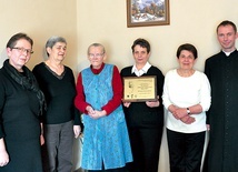 Proboszcz, i sąsiedzi doceniają panią Wiesławę (w środku, z wyróżnieniem) i jej rodzinę (trzecia z lewej stoi jej mama, Maria Polak), stąd zgłosili ich do plebiscytu.