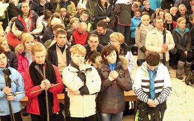 Szli w modlitewnym skupieniu, nie zważając na ciemności, chłód, deszcz i ból...