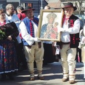 Górale wnieśli obraz Pani Kazimierzowskiej do kościoła w Rajczy.