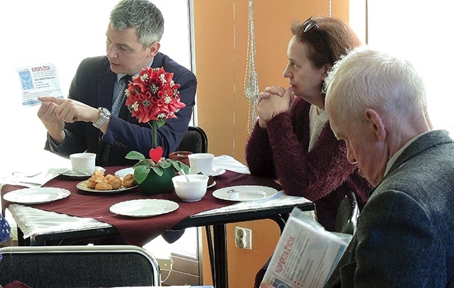 Przemysław Drabek na spotkaniu w bielskim Ośrodku Wspierania Rodziny.