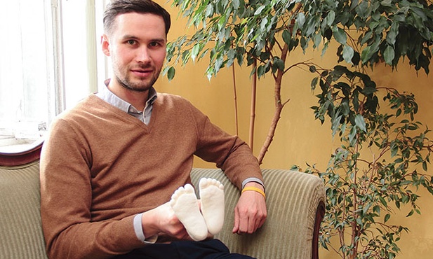 Miłosz Janczewski z silikonowymi modelami stóp Natana i Wiktora.