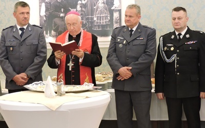 Bp Andrzej F. Dziuba i komendanci łowickich służb