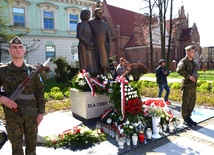 Rocznicowe uroczystości zakończyły się pod pomnikiem upamiętniającym prezydencką parę Marię i Lecha Kaczyńskich oraz pozostałe ofiary katastrofy z 10 kwietnia 2010 r.