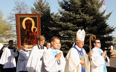 Procesja z ikoną niesioną przez kleryków podąża do kaplicy seminaryjnej