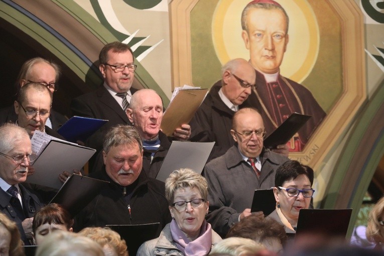 Akatyst wykonały połączone chóry dwóch bielskich parafii