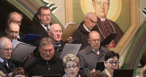 Akatyst wykonały połączone chóry dwóch bielskich parafii