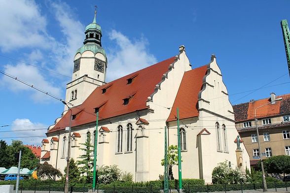 Kapłan z Poznania przekazał ukraińskiej rodzinie parafialny samochód