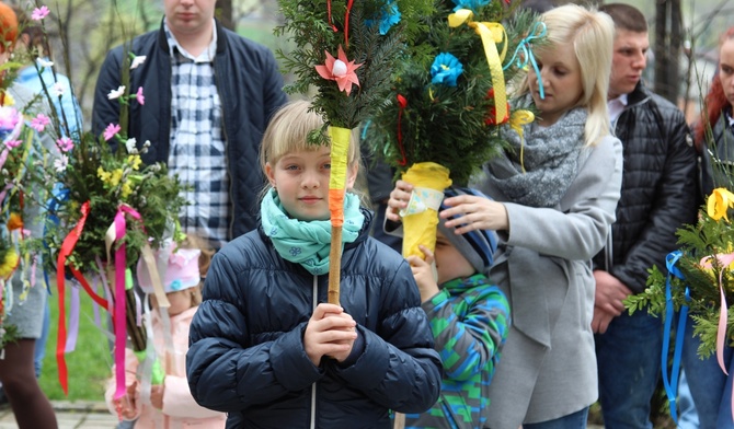 Palmy do konkursu przynieśli najmłodsi parafianie