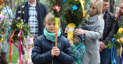 Palmy do konkursu przynieśli najmłodsi parafianie