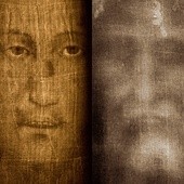 Twarz Jezusa odbita na Całunie Turyńskim. Wnikliwa analiza dowodzi, że wizerunki z chusty i z całunu łączą identyczne cechy anatomii twarzy: długość, szerokość, cechy somatyczne, kształt.
