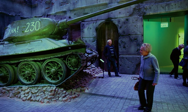 Radziecki czołg T-34 to jeden z eksponatów na wystawie głównej w Muzeum II Wojny Światowej. Ta część nosi nazwę „Groza wojny”.