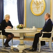 Przyjęcie Marine Le Pen w Moskwie nie pozostawia wątpliwości, kogo w Rosji widziano by na stanowisku prezydenta Francji. Le Pen wystąpiła przed rosyjską Dumą Państwową, a prezydent Putin osobiście  przyjął ją na Kremlu.