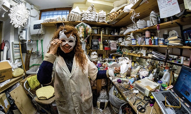 Marilisa Dal Cason w swojej sąsiadującej ze sklepem pracowni prezentuje niedokończoną maskę.