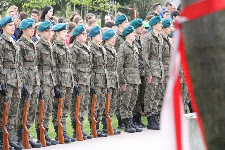 W Alei przy ul. Wojska Polskiego rosną 34 dęby mające przypominać o tych, którzy zostali wymordowani w Katyniu i pochodzili z Ziemi Tarnowskiej