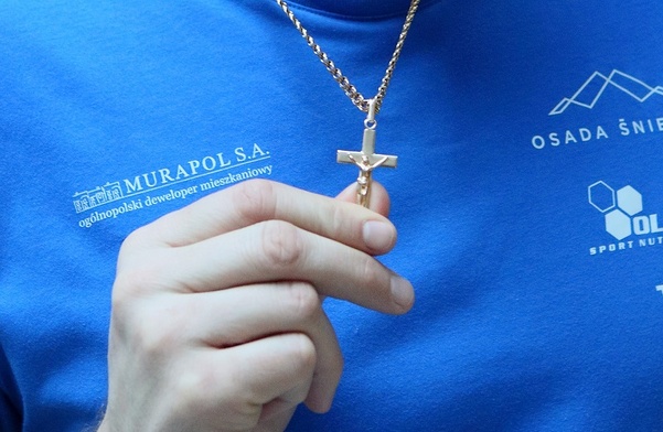 Niemcy: Kościół ewangelicki o zakazie noszenia krzyżyka przez nauczycielkę
